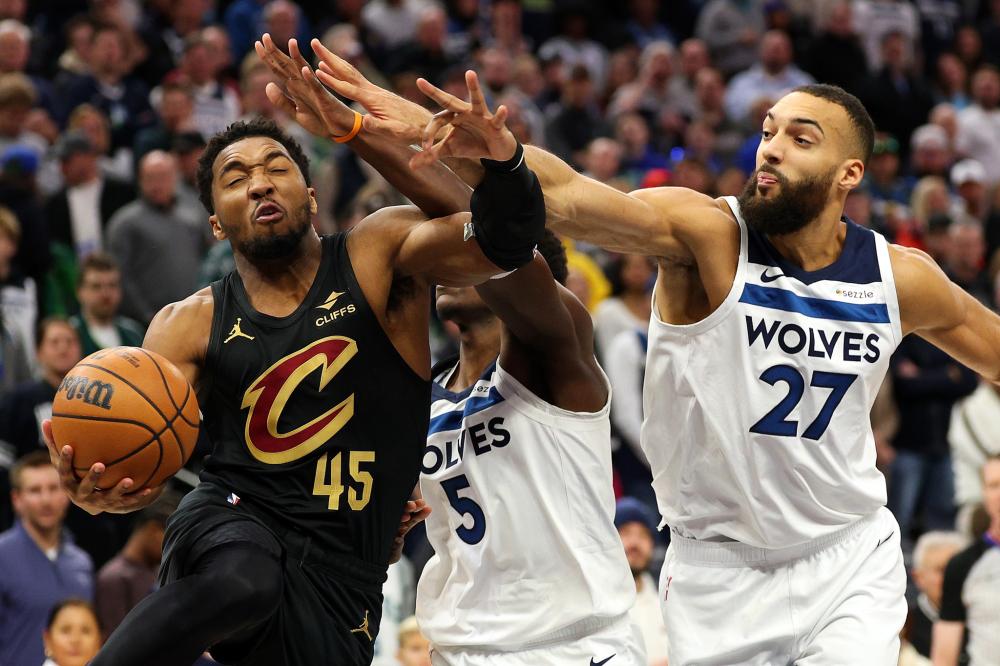 迫使鹈鹕队 迫使鹈鹕队